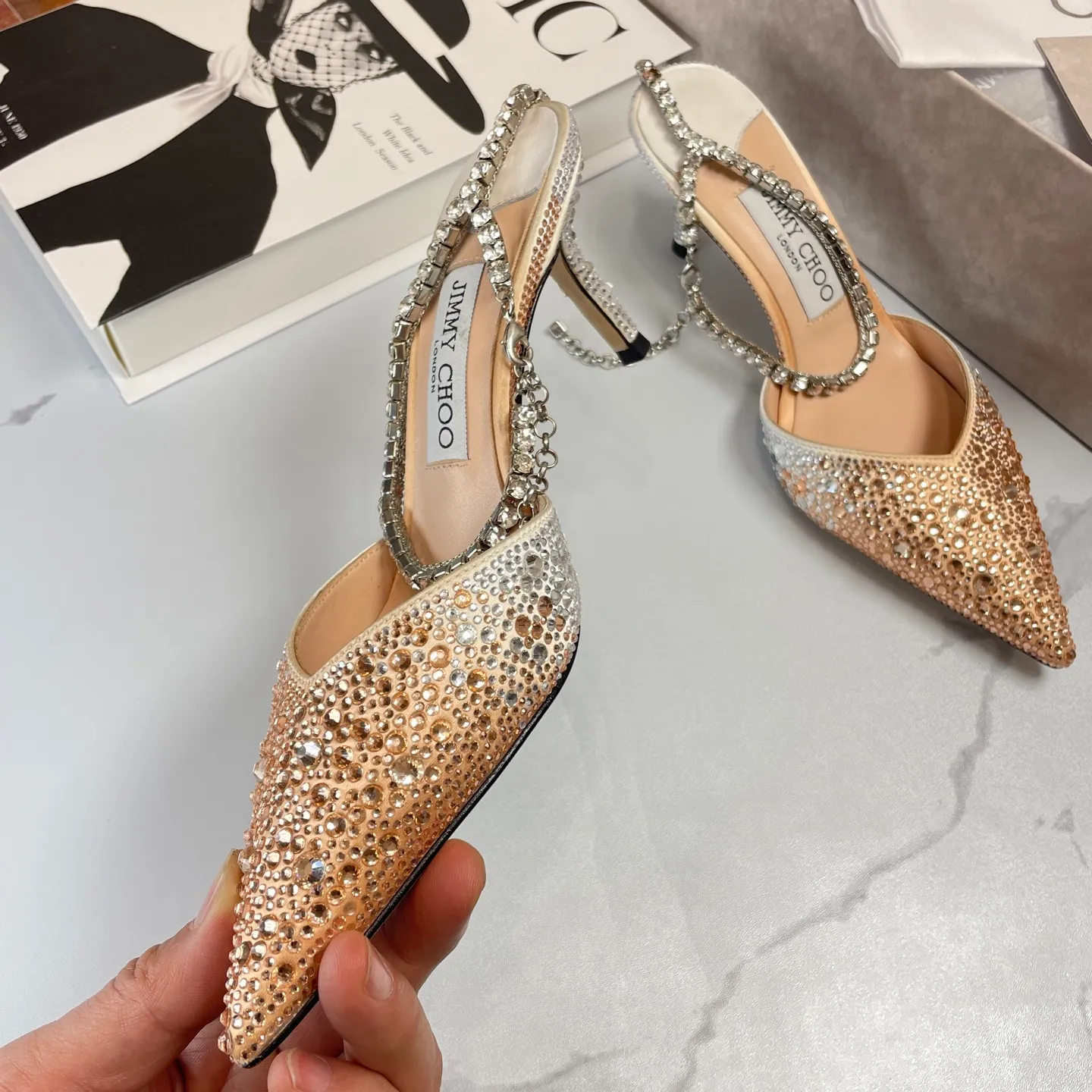 💕💕Factory direct selling price p680💕💕Jimmy Choo/Jimmy Choo classic diamond chain pointed toe crystal high-heeled sandals. Excellent crystal shoes, so beautiful that you can't take your eyes away. The shoe shape is very delicate and not too narrow and long. The internal space is enough to allow your toes to relax enough. The rhinestones outline a charming arc on the instep. It is simply beautiful. It has a 360-degree surrounding fairy atmosphere. Gorgeous without being exaggerated! ! The fabric is made of imported silk, with imported sheepskin lining. Customized A-grade Italian genuine leather sole. Heel height: 6.5 or 8.5. Size: 35-40 (41, 42, 43 customized, non-refundable)